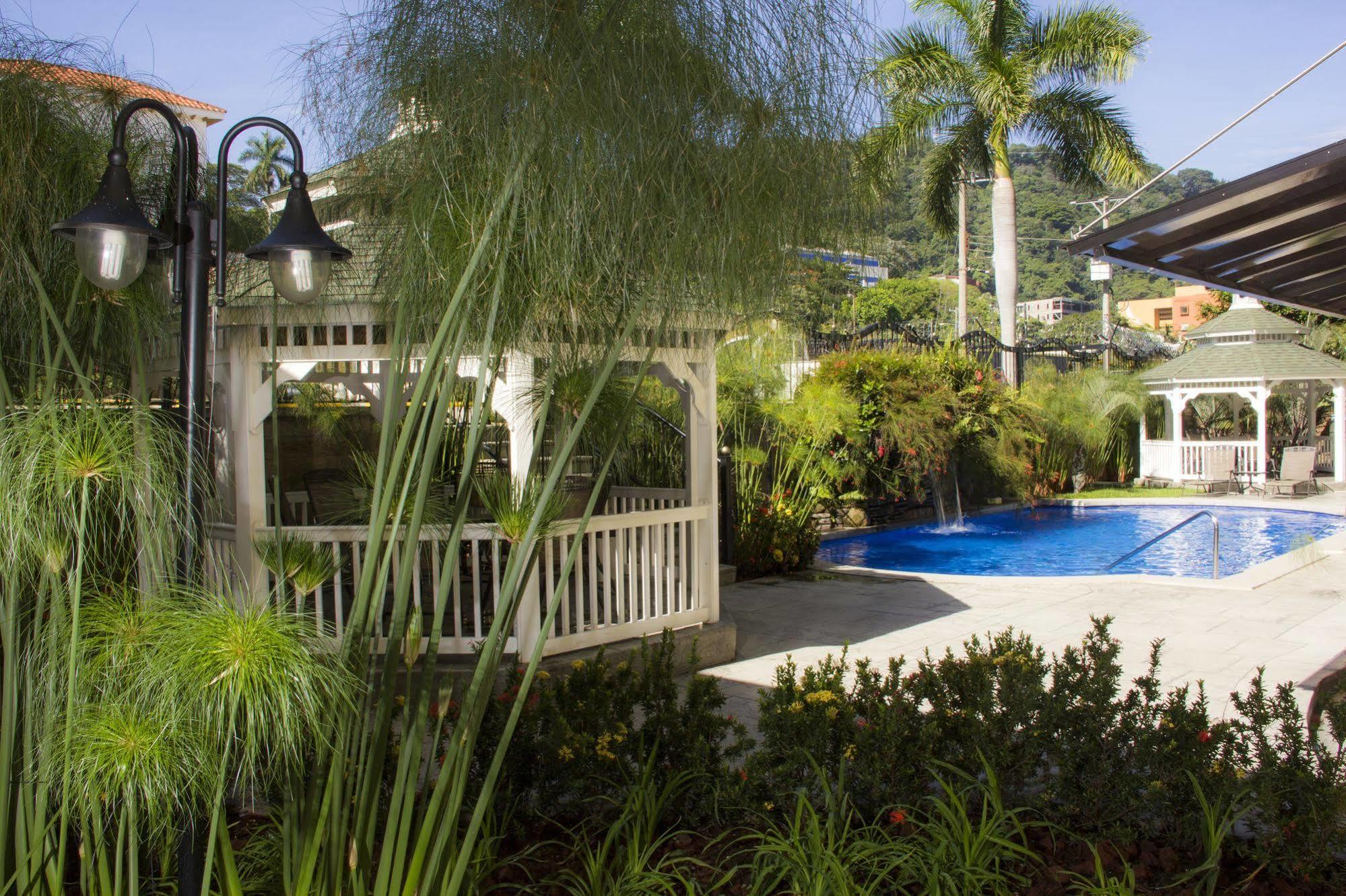 Beverly Hills: Hotel And Business Nuevo Cuscatlan Dış mekan fotoğraf